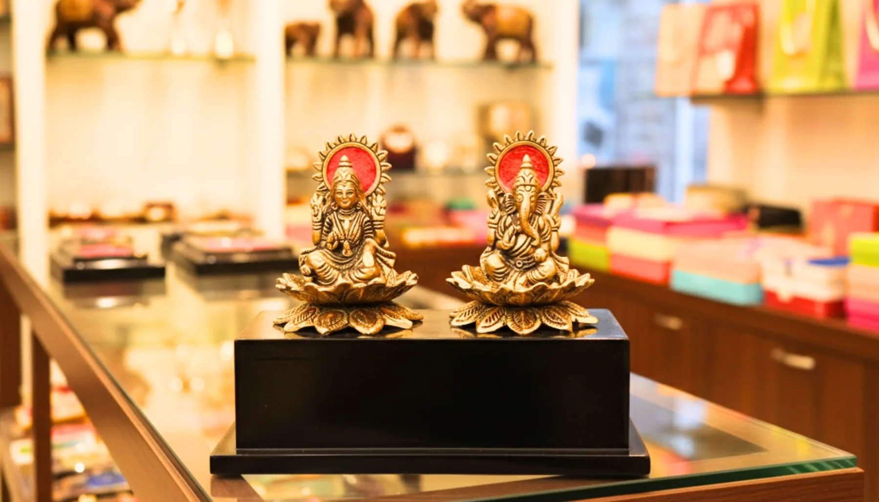 Gold-Plated Lakshmi & Ganesha Idol Set – Decorative Showpiece